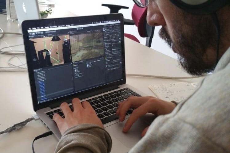 Hombre programando desde ordenador