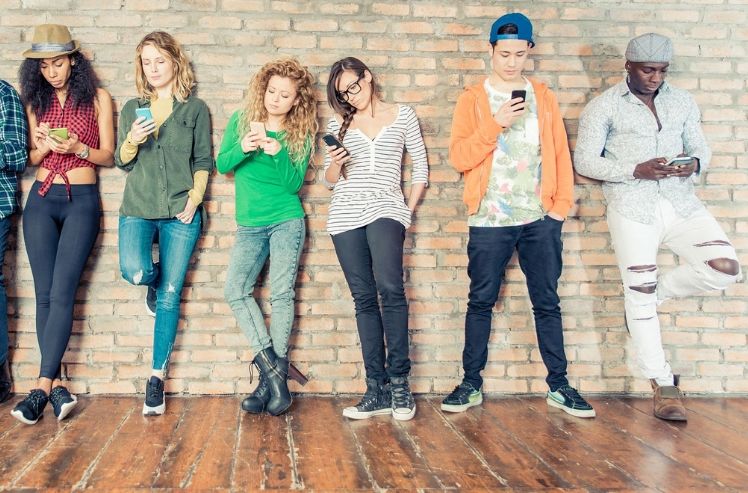 adolescentes con sus moviles adolescentes con sus moviles