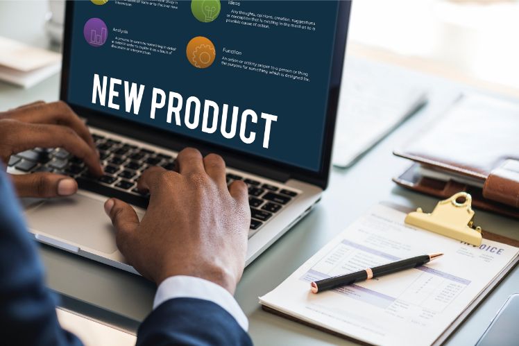 hombre trabajando en portatil hombre trabajando en portatil