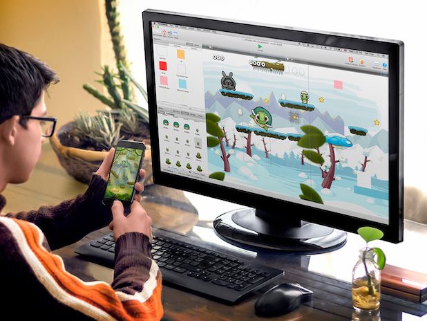 niño jugando con juego en ordenador