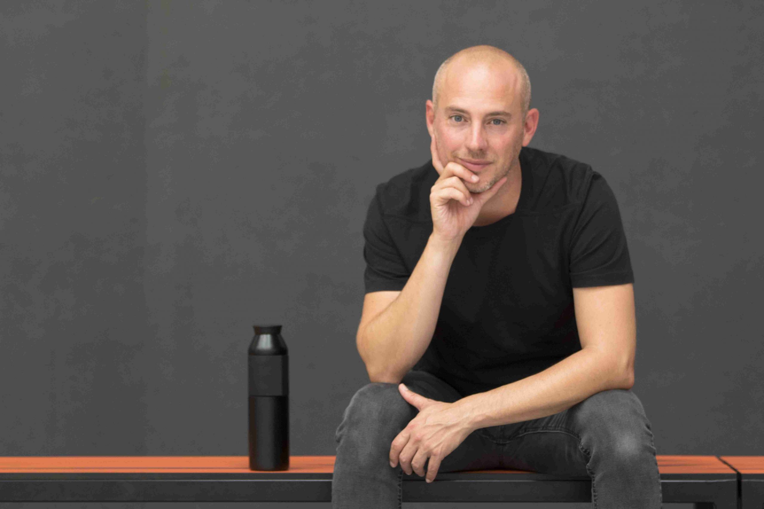 CEO de Closca con el producto